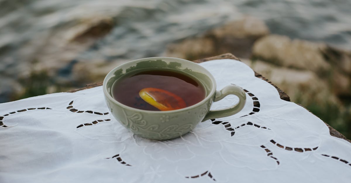 Taza de te y naturaleza para reducir el estres